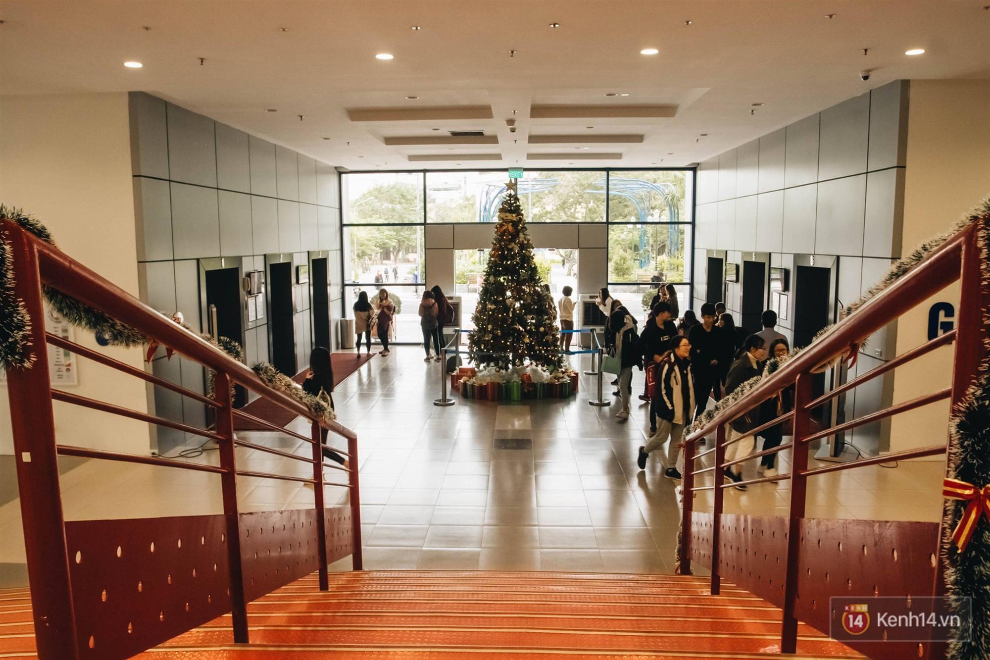 Xịn như Kinh tế Quốc dân: Dựng không gian checkin Noel sang như khách sạn bên trong toà nhà thế kỷ 96.000 m2 với 17 thang máy!-7