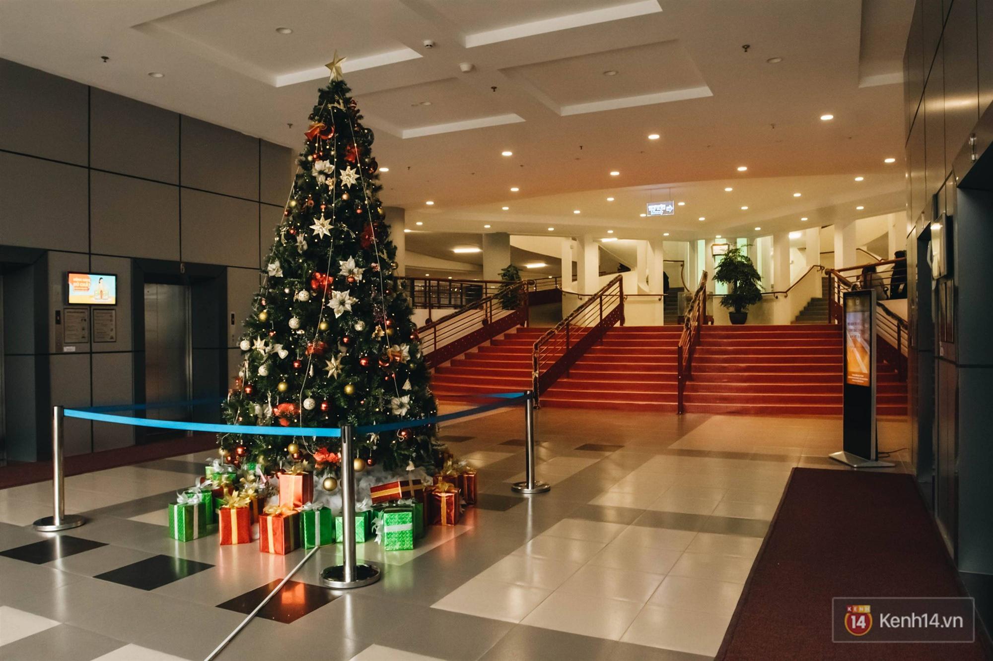 Xịn như Kinh tế Quốc dân: Dựng không gian checkin Noel sang như khách sạn bên trong toà nhà thế kỷ 96.000 m2 với 17 thang máy!-8