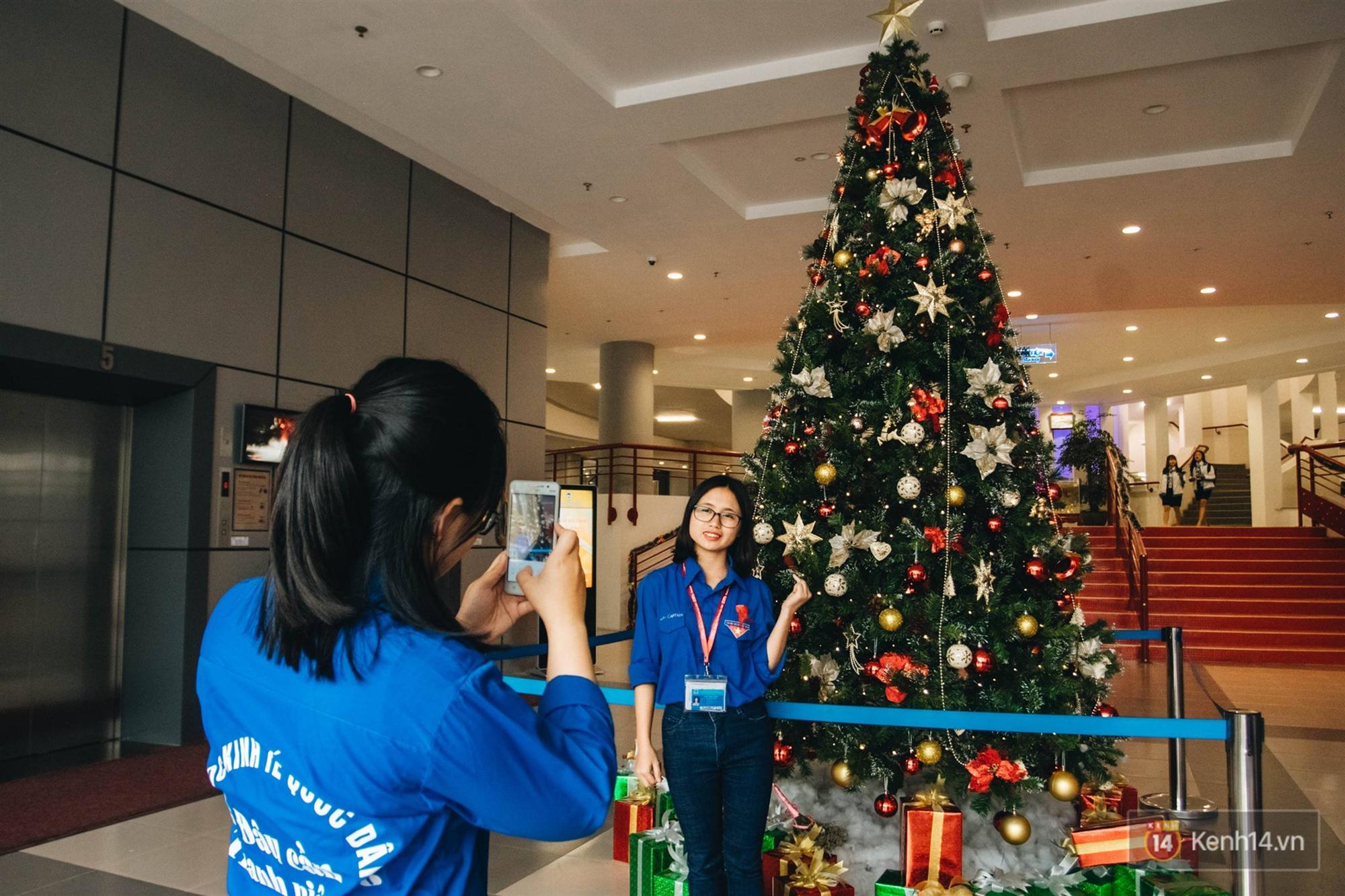 Xịn như Kinh tế Quốc dân: Dựng không gian checkin Noel sang như khách sạn bên trong toà nhà thế kỷ 96.000 m2 với 17 thang máy!-16