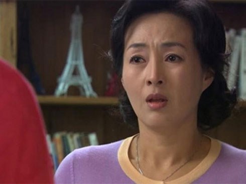 Mẹ chồng choáng váng khi nhìn thấy thứ bất ngờ trong tủ quần áo của con dâu
