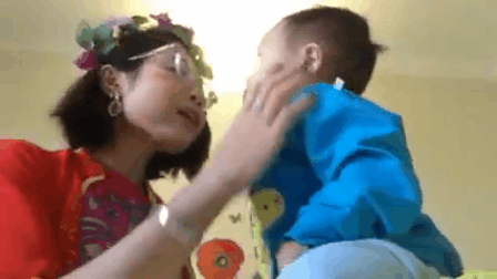 Hot girl Bella khoe nấu ăn cho Peter nhưng vẫn bị dân mạng ném đá vì lè lưỡi liếm con, trang điểm nhảy múa kỳ quặc-1