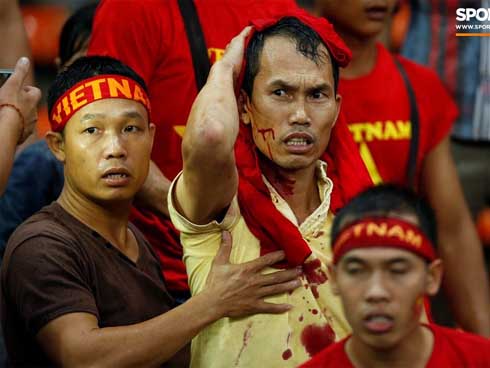 CĐV nhuộm đỏ sân bay Nội Bài và Tân Sơn Nhất, lên đường sang Malaysia tiếp lửa cho ĐT Việt Nam trong trận chung kết AFF Cup-24