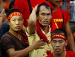 CĐV nhuộm đỏ sân bay Nội Bài và Tân Sơn Nhất, lên đường sang Malaysia tiếp lửa cho ĐT Việt Nam trong trận chung kết AFF Cup-24