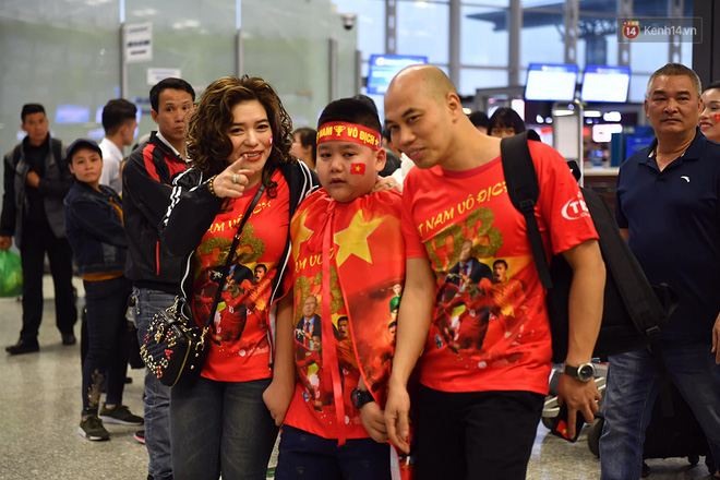 CĐV nhuộm đỏ sân bay Nội Bài và Tân Sơn Nhất, lên đường sang Malaysia tiếp lửa cho ĐT Việt Nam trong trận chung kết AFF Cup-2
