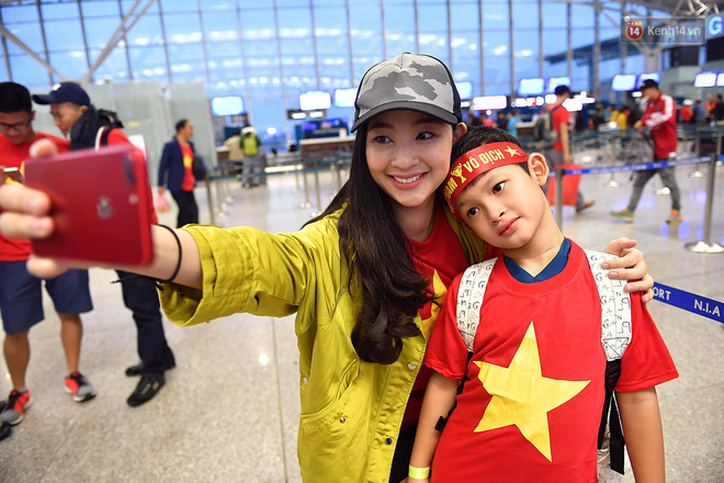 CĐV nhuộm đỏ sân bay Nội Bài và Tân Sơn Nhất, lên đường sang Malaysia tiếp lửa cho ĐT Việt Nam trong trận chung kết AFF Cup-3
