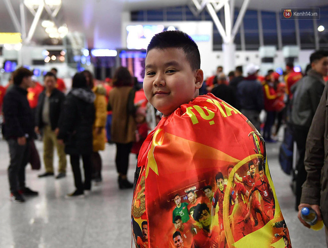 CĐV nhuộm đỏ sân bay Nội Bài và Tân Sơn Nhất, lên đường sang Malaysia tiếp lửa cho ĐT Việt Nam trong trận chung kết AFF Cup-4