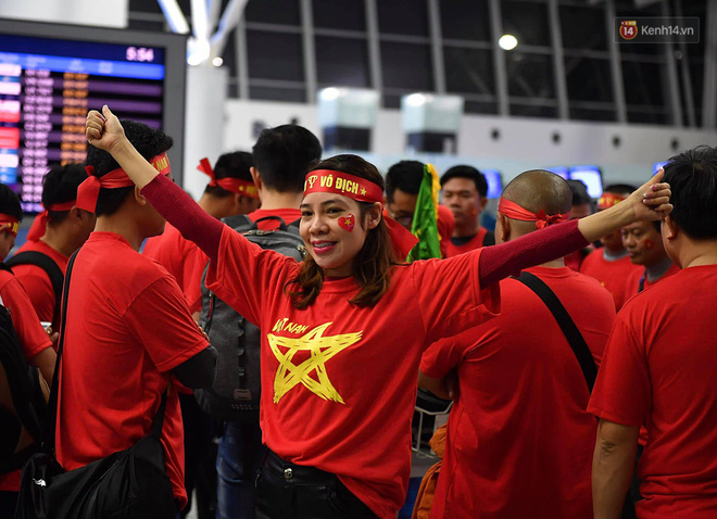 CĐV nhuộm đỏ sân bay Nội Bài và Tân Sơn Nhất, lên đường sang Malaysia tiếp lửa cho ĐT Việt Nam trong trận chung kết AFF Cup-5