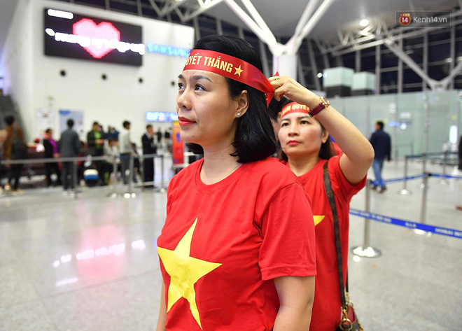 CĐV nhuộm đỏ sân bay Nội Bài và Tân Sơn Nhất, lên đường sang Malaysia tiếp lửa cho ĐT Việt Nam trong trận chung kết AFF Cup-6