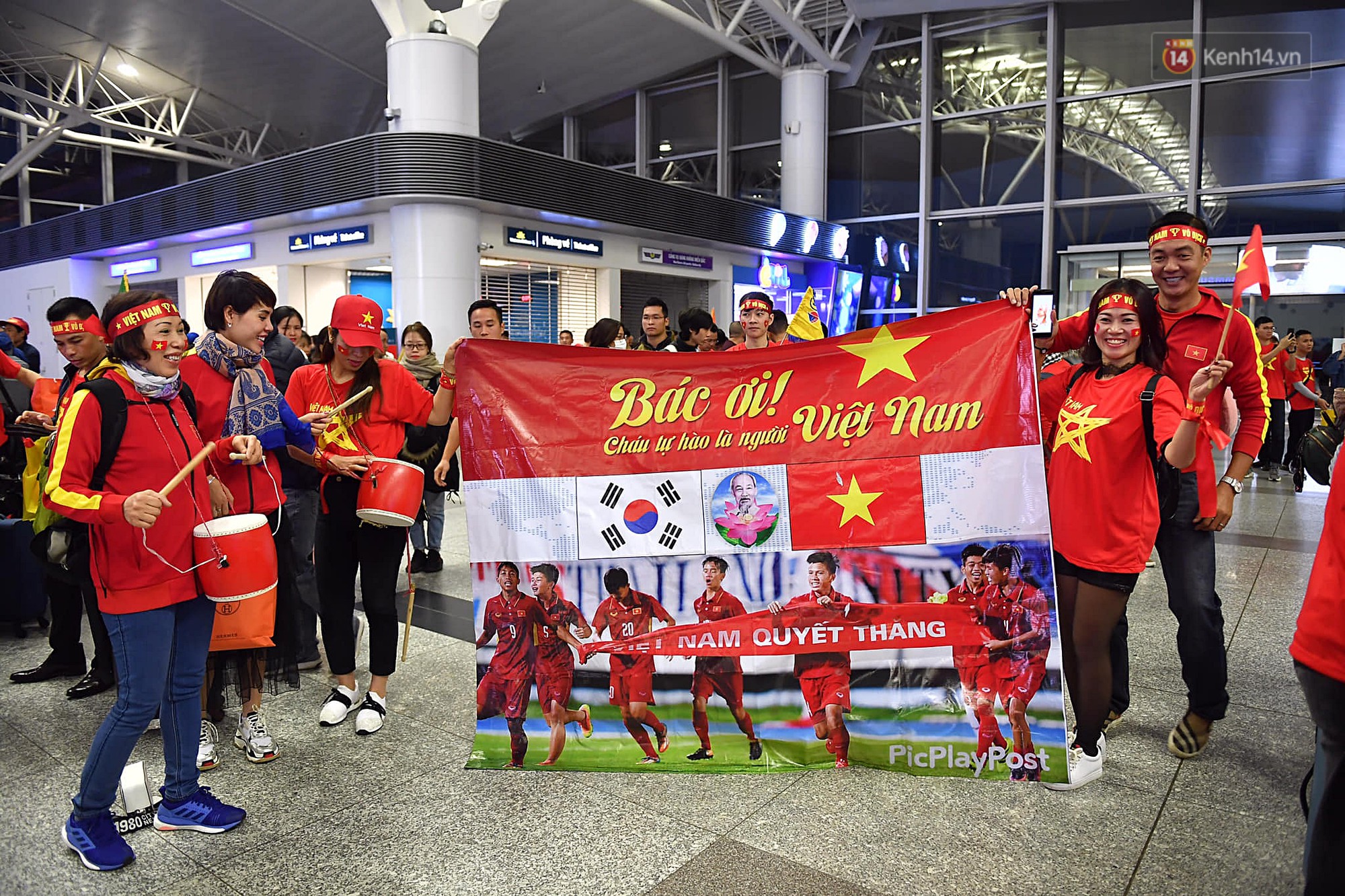 CĐV nhuộm đỏ sân bay Nội Bài và Tân Sơn Nhất, lên đường sang Malaysia tiếp lửa cho ĐT Việt Nam trong trận chung kết AFF Cup-7