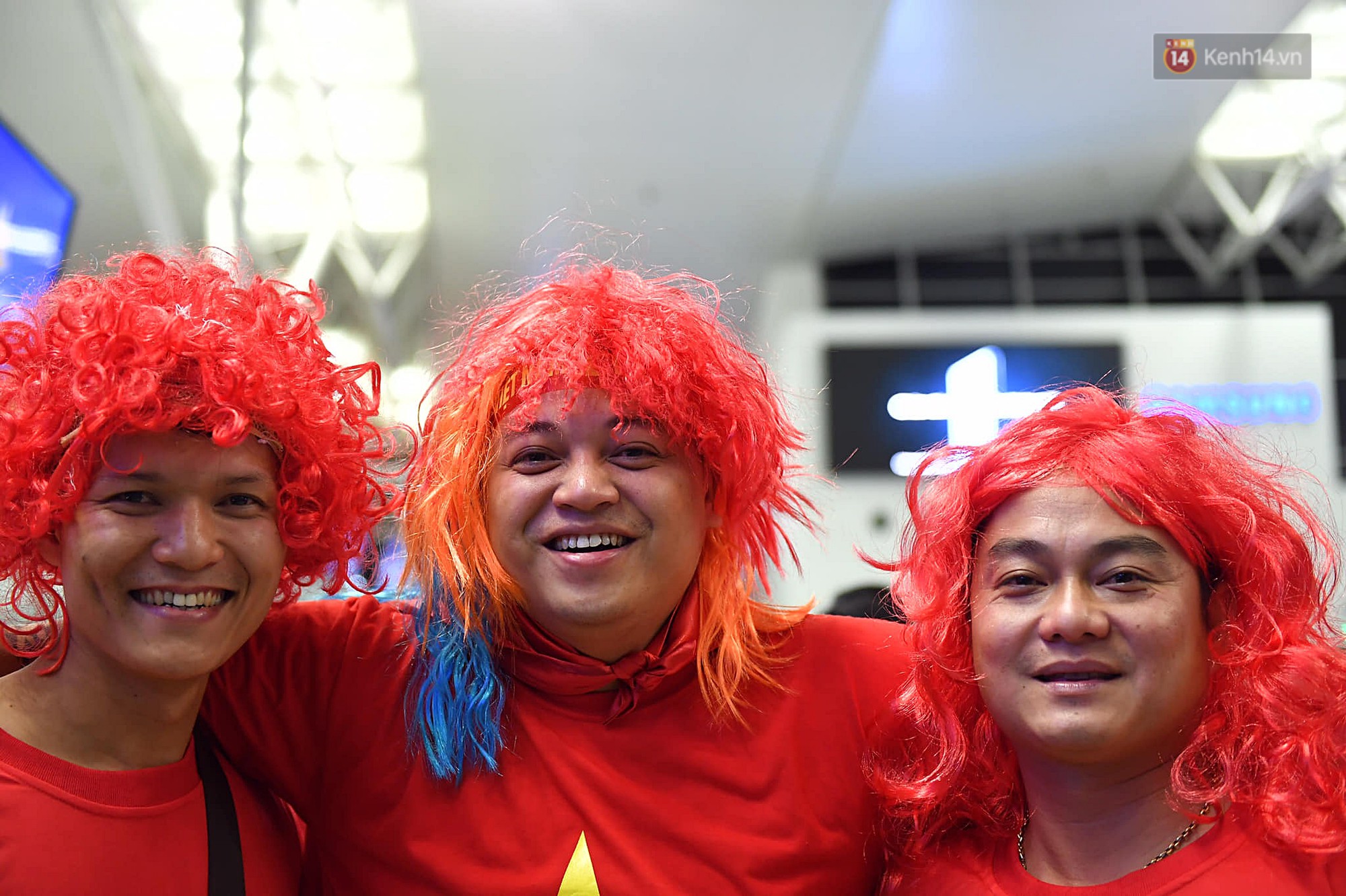 CĐV nhuộm đỏ sân bay Nội Bài và Tân Sơn Nhất, lên đường sang Malaysia tiếp lửa cho ĐT Việt Nam trong trận chung kết AFF Cup-8
