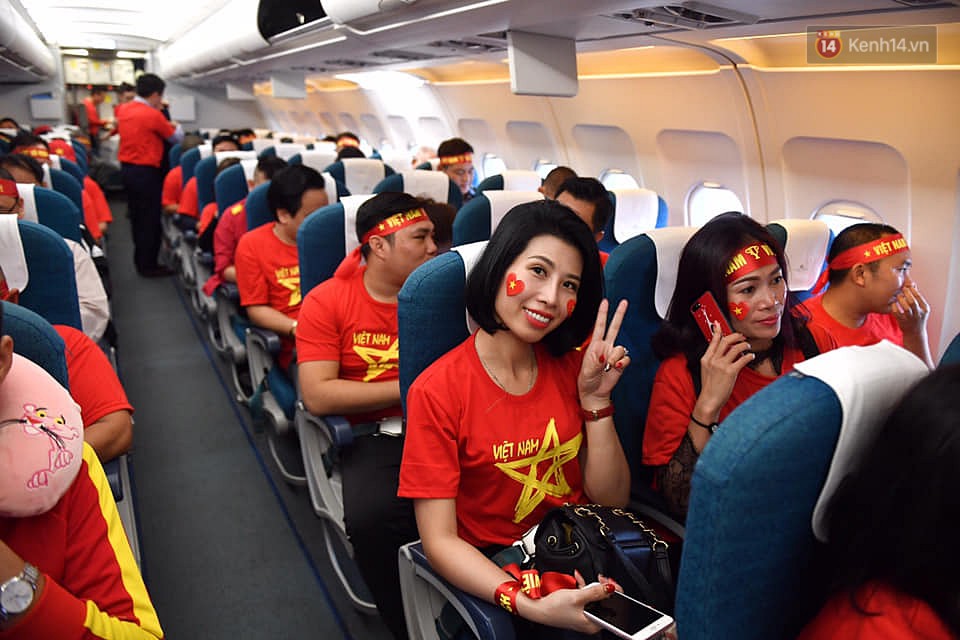 CĐV nhuộm đỏ sân bay Nội Bài và Tân Sơn Nhất, lên đường sang Malaysia tiếp lửa cho ĐT Việt Nam trong trận chung kết AFF Cup-10