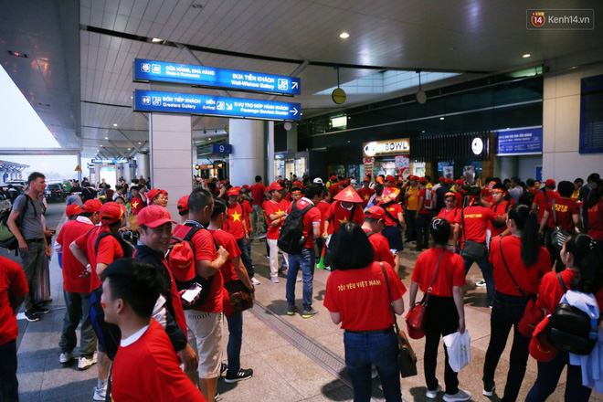 CĐV nhuộm đỏ sân bay Nội Bài và Tân Sơn Nhất, lên đường sang Malaysia tiếp lửa cho ĐT Việt Nam trong trận chung kết AFF Cup-11