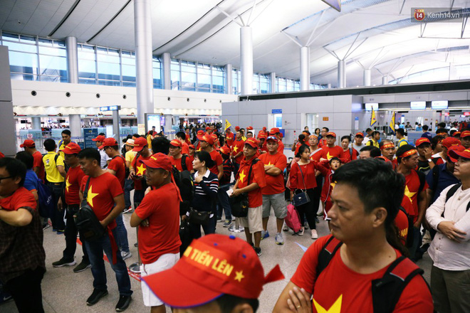CĐV nhuộm đỏ sân bay Nội Bài và Tân Sơn Nhất, lên đường sang Malaysia tiếp lửa cho ĐT Việt Nam trong trận chung kết AFF Cup-12
