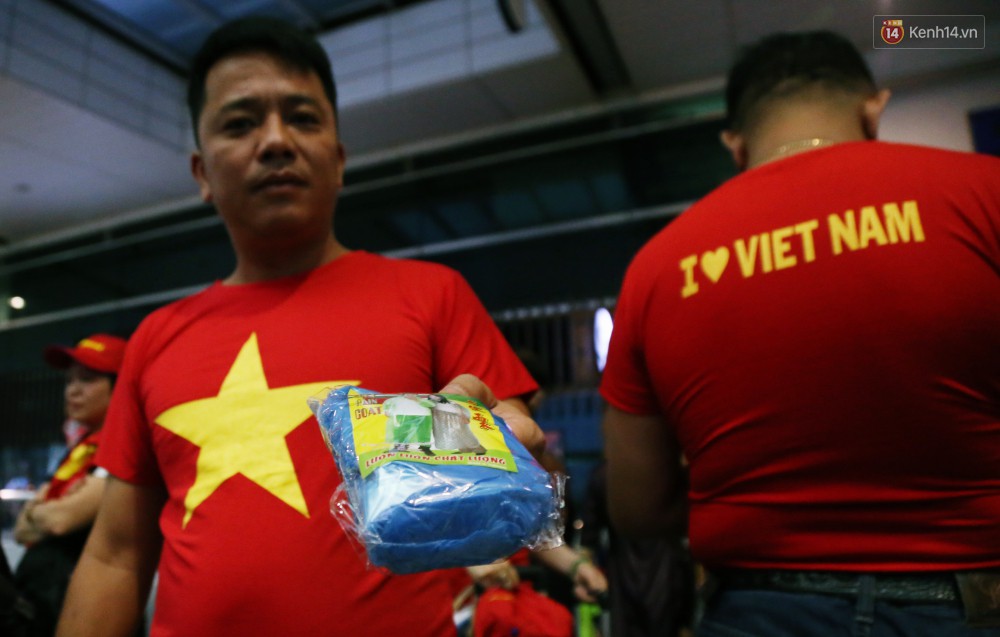 CĐV nhuộm đỏ sân bay Nội Bài và Tân Sơn Nhất, lên đường sang Malaysia tiếp lửa cho ĐT Việt Nam trong trận chung kết AFF Cup-13