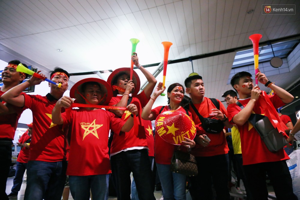 CĐV nhuộm đỏ sân bay Nội Bài và Tân Sơn Nhất, lên đường sang Malaysia tiếp lửa cho ĐT Việt Nam trong trận chung kết AFF Cup-14