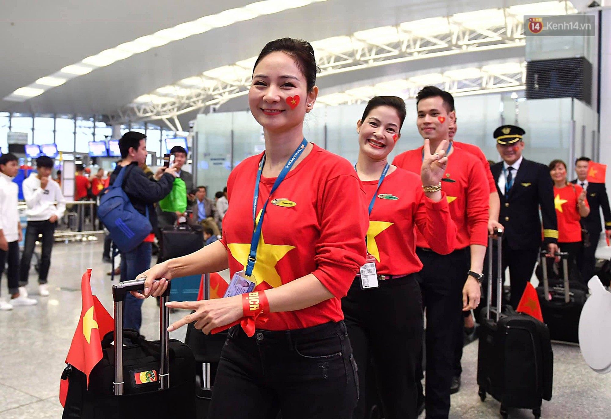 CĐV nhuộm đỏ sân bay Nội Bài và Tân Sơn Nhất, lên đường sang Malaysia tiếp lửa cho ĐT Việt Nam trong trận chung kết AFF Cup-9