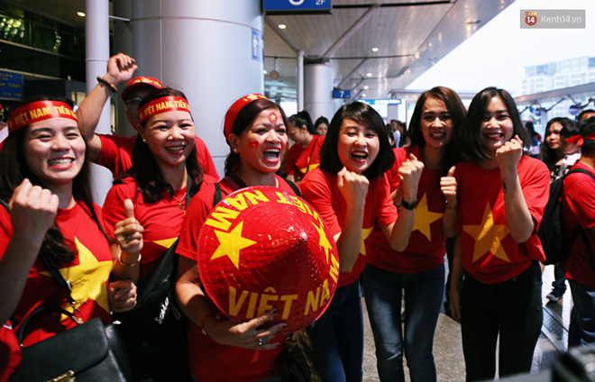 CĐV nhuộm đỏ sân bay Nội Bài và Tân Sơn Nhất, lên đường sang Malaysia tiếp lửa cho ĐT Việt Nam trong trận chung kết AFF Cup-17