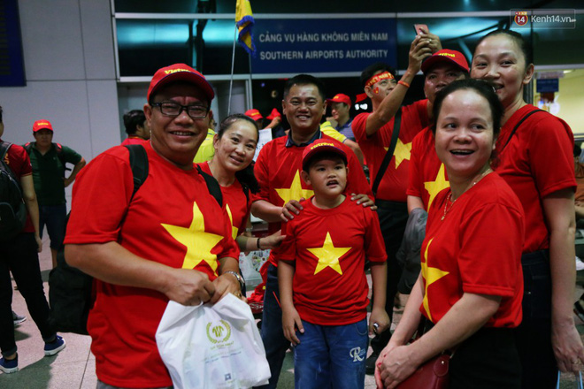 CĐV nhuộm đỏ sân bay Nội Bài và Tân Sơn Nhất, lên đường sang Malaysia tiếp lửa cho ĐT Việt Nam trong trận chung kết AFF Cup-18