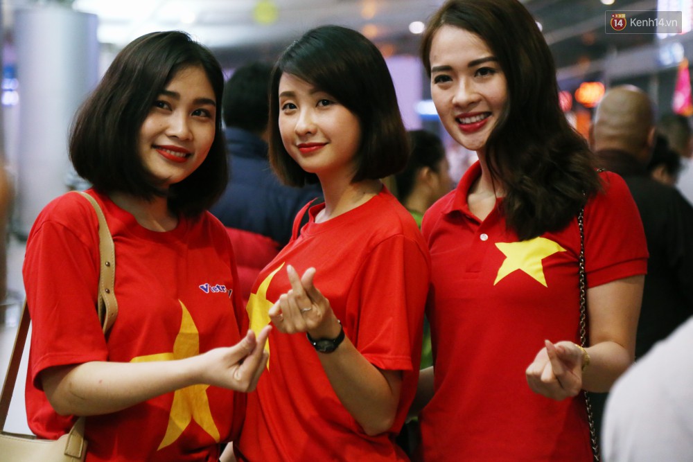 CĐV nhuộm đỏ sân bay Nội Bài và Tân Sơn Nhất, lên đường sang Malaysia tiếp lửa cho ĐT Việt Nam trong trận chung kết AFF Cup-19