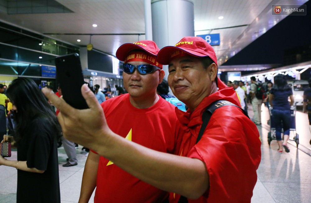 CĐV nhuộm đỏ sân bay Nội Bài và Tân Sơn Nhất, lên đường sang Malaysia tiếp lửa cho ĐT Việt Nam trong trận chung kết AFF Cup-20