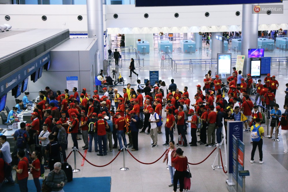 CĐV nhuộm đỏ sân bay Nội Bài và Tân Sơn Nhất, lên đường sang Malaysia tiếp lửa cho ĐT Việt Nam trong trận chung kết AFF Cup-21