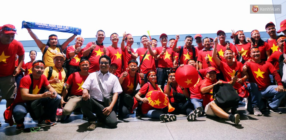 CĐV nhuộm đỏ sân bay Nội Bài và Tân Sơn Nhất, lên đường sang Malaysia tiếp lửa cho ĐT Việt Nam trong trận chung kết AFF Cup-22