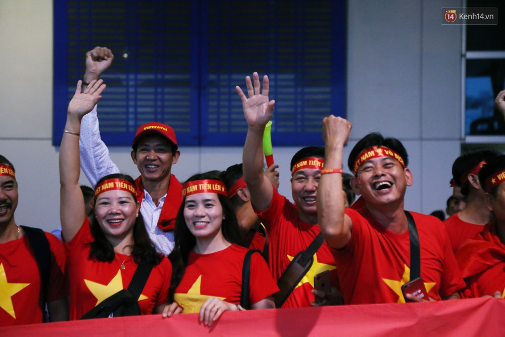 CĐV nhuộm đỏ sân bay Nội Bài và Tân Sơn Nhất, lên đường sang Malaysia tiếp lửa cho ĐT Việt Nam trong trận chung kết AFF Cup-23