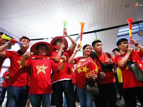 CĐV nhuộm đỏ sân bay Nội Bài và Tân Sơn Nhất, lên đường sang Malaysia 