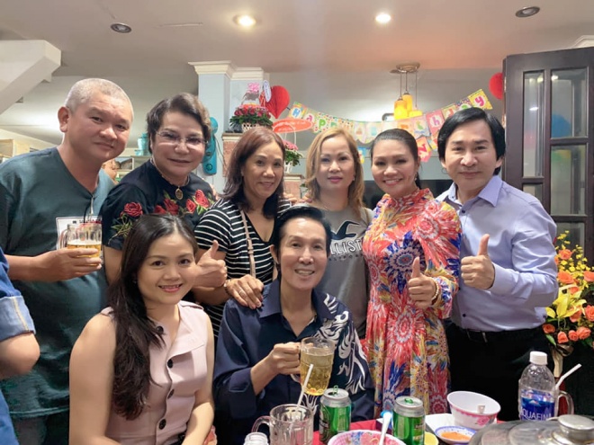 Nghệ sĩ Ngọc Huyền đến chúc mừng sinh nhật NSƯT Vũ Linh sau tin đồn xích mích-5