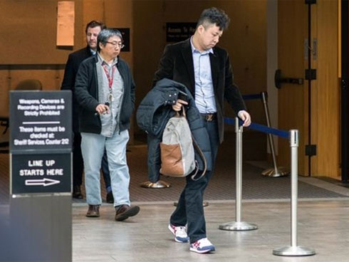 Công chúa Huawei mua pizza đãi nhà báo sau khi tại ngoại-4