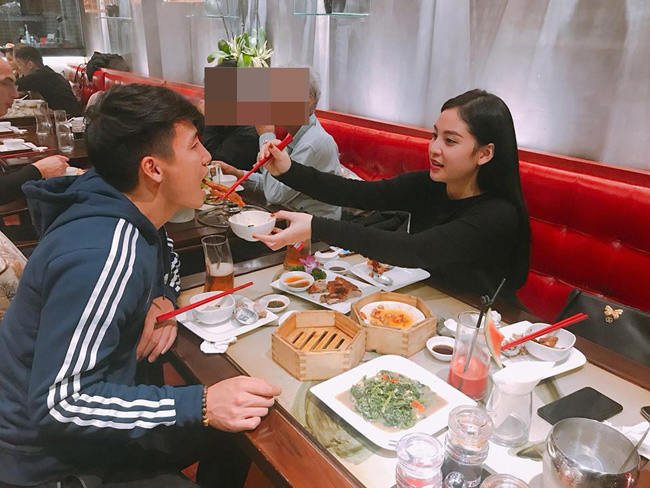 Chân dung em gái xinh như hoa của Văn Toàn, Tiến Dũng-2