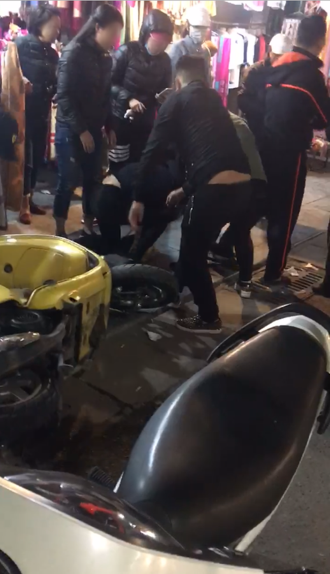 Hà Nội: Bắt quả tang chồng tay trong tay cùng người khác, vợ lao vào rút dép tát đối phương tới tấp-2