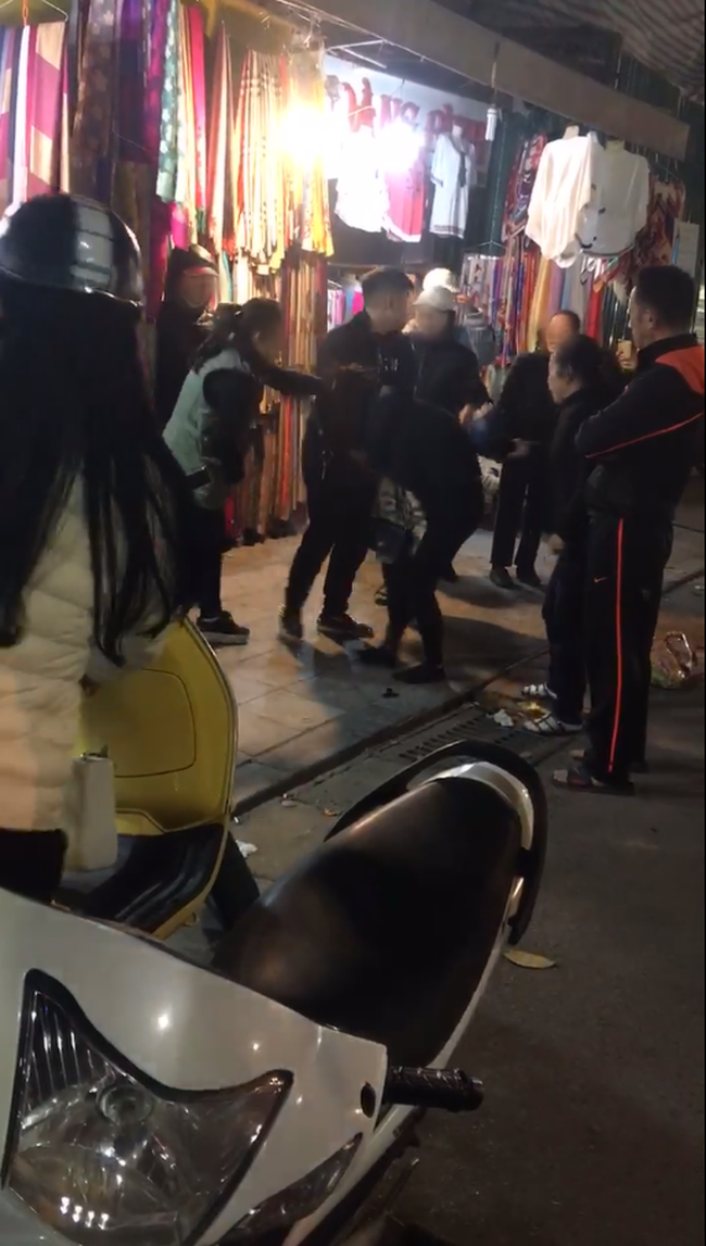 Hà Nội: Bắt quả tang chồng tay trong tay cùng người khác, vợ lao vào rút dép tát đối phương tới tấp-3