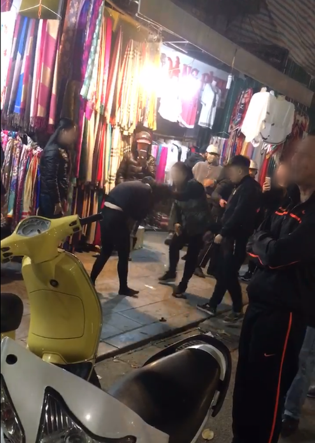 Hà Nội: Bắt quả tang chồng tay trong tay cùng người khác, vợ lao vào rút dép tát đối phương tới tấp-4