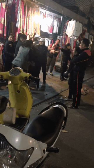 Hà Nội: Bắt quả tang chồng tay trong tay cùng người khác, vợ lao vào rút dép tát đối phương tới tấp-1