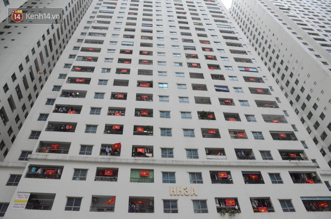 Người dân chung cư ở Hà Nội đồng loạt treo cờ cổ vũ đội tuyển Việt Nam trước trận chung kết lượt đi gặp Malaysia-1