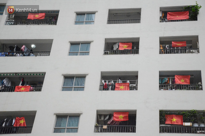 Người dân chung cư ở Hà Nội đồng loạt treo cờ cổ vũ đội tuyển Việt Nam trước trận chung kết lượt đi gặp Malaysia-2