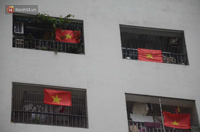 Người dân chung cư ở Hà Nội đồng loạt treo cờ cổ vũ đội tuyển Việt Nam trước trận chung kết lượt đi gặp Malaysia-3