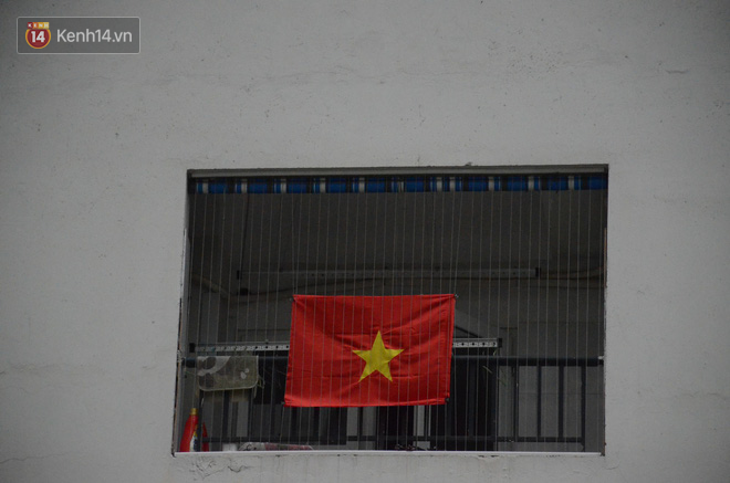 Người dân chung cư ở Hà Nội đồng loạt treo cờ cổ vũ đội tuyển Việt Nam trước trận chung kết lượt đi gặp Malaysia-4