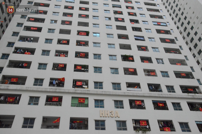 Người dân chung cư ở Hà Nội đồng loạt treo cờ cổ vũ đội tuyển Việt Nam trước trận chung kết lượt đi gặp Malaysia-5