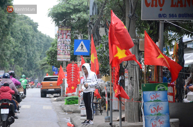 Người dân chung cư ở Hà Nội đồng loạt treo cờ cổ vũ đội tuyển Việt Nam trước trận chung kết lượt đi gặp Malaysia-6