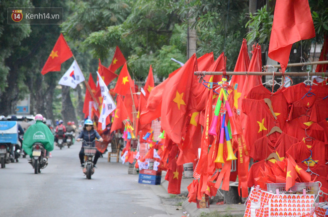 Người dân chung cư ở Hà Nội đồng loạt treo cờ cổ vũ đội tuyển Việt Nam trước trận chung kết lượt đi gặp Malaysia-7