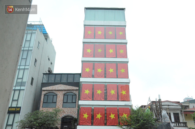 Người dân chung cư ở Hà Nội đồng loạt treo cờ cổ vũ đội tuyển Việt Nam trước trận chung kết lượt đi gặp Malaysia-8