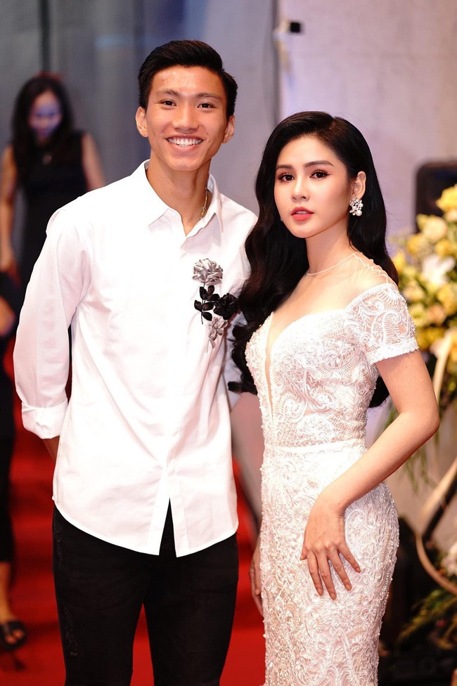 Dân mạng xôn xao vì hình ảnh cô gái xinh đẹp theo chân đội tuyển Việt Nam trong suốt mùa giải AFF Cup 2018-7