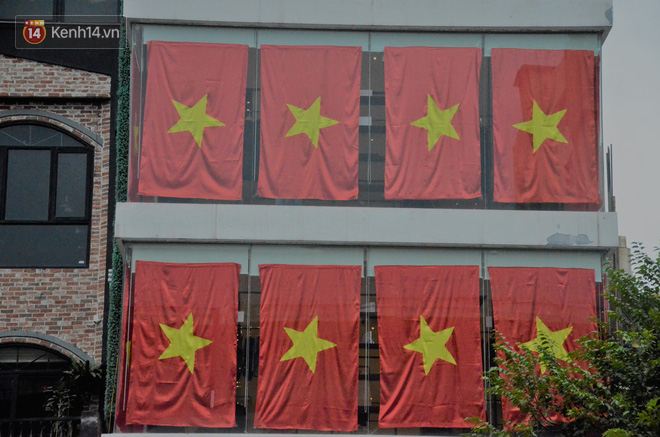Người dân chung cư ở Hà Nội đồng loạt treo cờ cổ vũ đội tuyển Việt Nam trước trận chung kết lượt đi gặp Malaysia-9