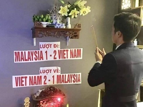 Ảnh chế các nhà tiên tri hài hước trước giờ bóng lăn trận chung kết lượt về Việt Nam - Malaysia gây sốt