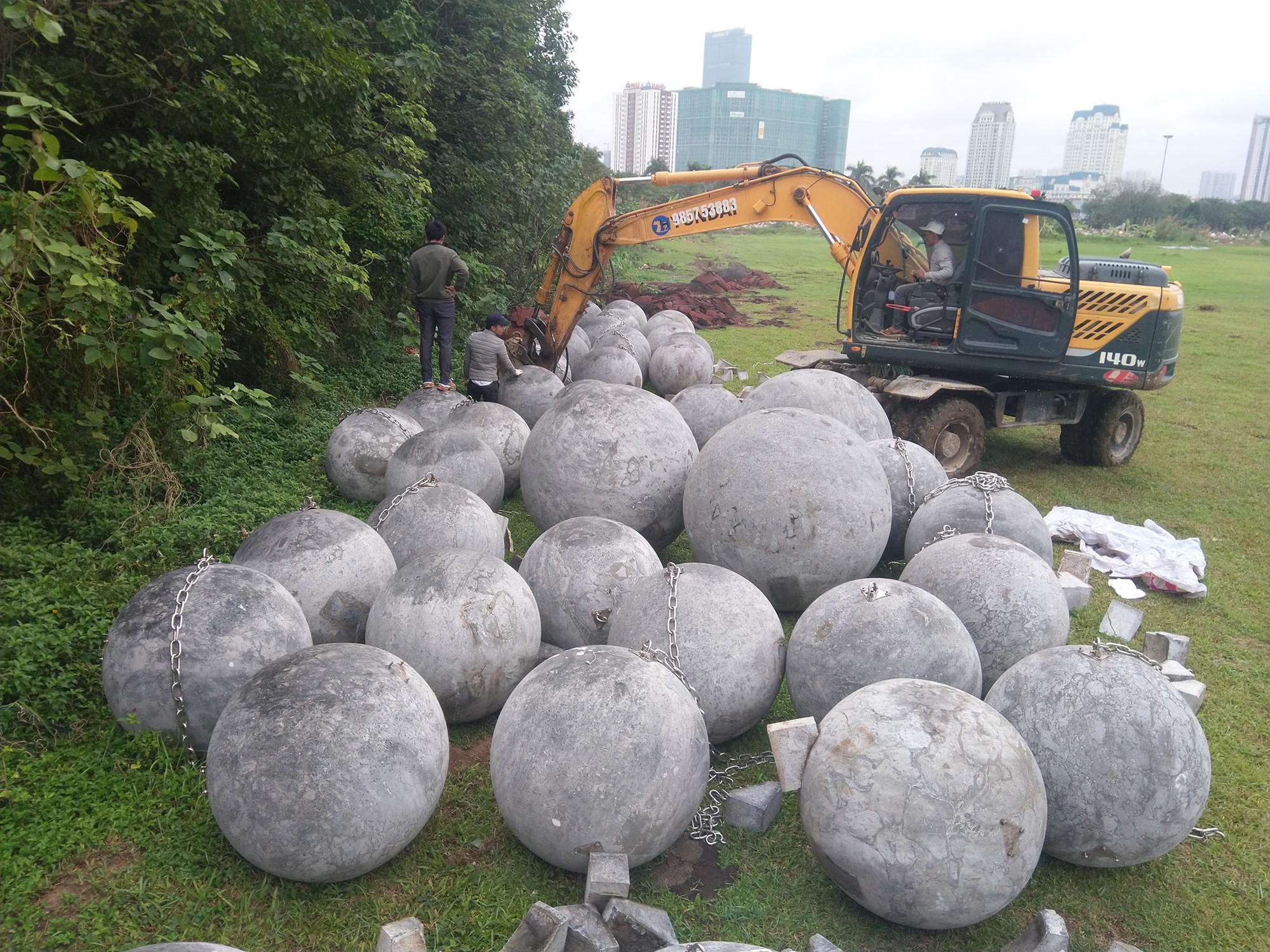 Clip chôn 40 quả bóng xích ở sân vận động Mỹ Đình gây xôn xao và sự thật phía sau-1