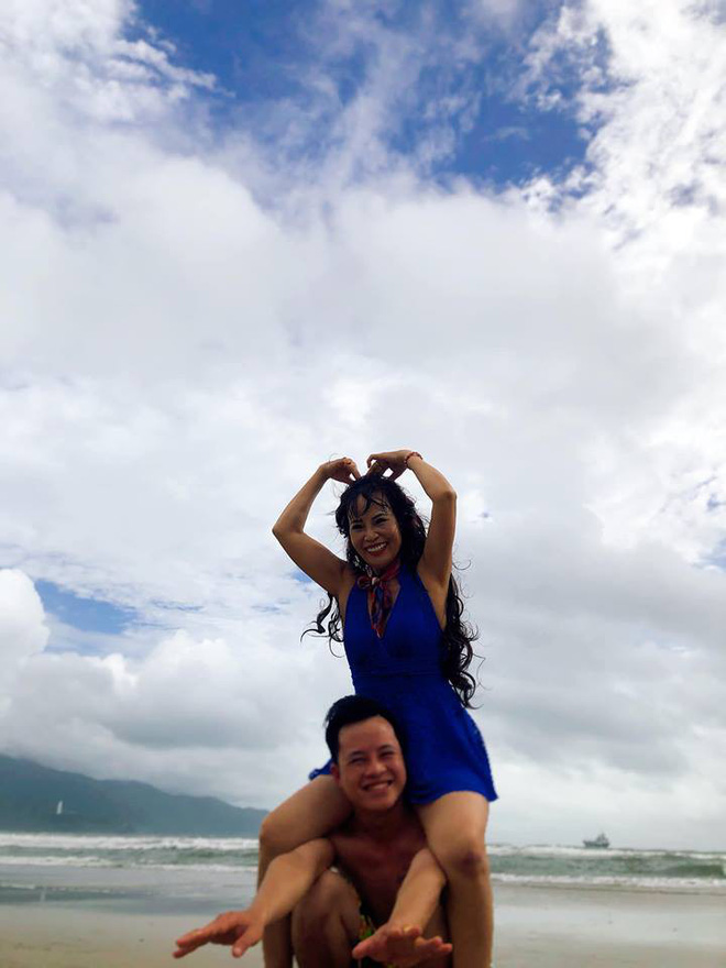 Cô dâu 62 tuổi: Vì ham trai trẻ nên giờ vẫn phải còng lưng ra làm nuôi trai-1