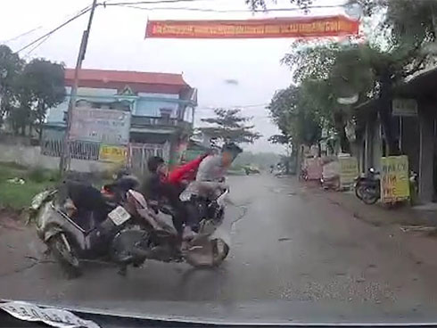 Rắn bò vào đồn cảnh sát rồi đột nhiên tấn công người-1