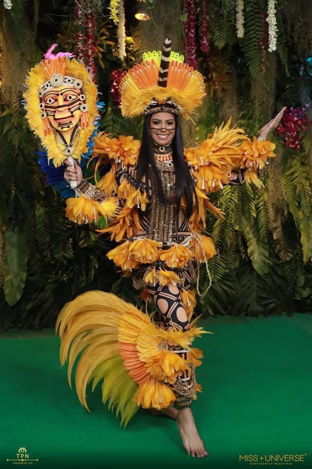 Ngoài Bánh mì của HHen Niê, đây là những bộ trang phục dân tộc chặt chém nhất sân khấu Miss Universe 2018-3